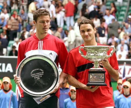 Marat Safin (Rußland, li.) schielt neidisch auf die Trophäe von Roger Federer (Schweiz) Tennis Herren Australian Open 2004, Grand Slam, ATP-Tour, Gruppe Melbourne