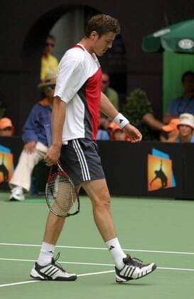 Marat Safin (Rußland) mit zertrümmertem Schläger Tennis Herren Australian Open 2004, Grand Slam, ATP-Tour, Hartplatz, Hardcourt, Hartplatztennis, Hartplatzturnier Einzelbild Melbourne Enttäuschung,