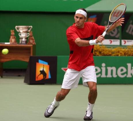 Roger Federer (Schweiz) - Rückhandslice Tennis Herren Australian Open 2004, Grand Slam, ATP-Tour, Hartplatz, Hardcourt, Hartplatztennis, Hartplatzturnier Einzelbild Melbourne Dynamik,