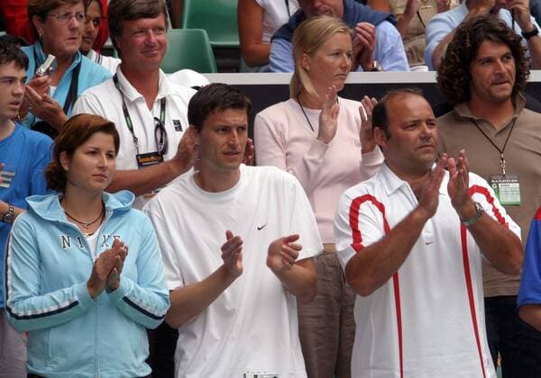 Der Clan von Roger Federer (Schweiz) zufrieden auf der Tribüne - v.li. Freundin Miroslava Vavrinec, Vertrauter Reto Staubli und Physiotherapeut Pavel Kovac klatschen Beifall Tennis Herren Australian Open 2004, Grand Slam, ATP-Tour Gruppe Melbourne Freude,