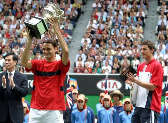 Sieger Roger Federer (Schweiz, li.) präsentiert unter dem Beifall von Marat Safin (Rußland) stolz seine Trophäe Tennis Herren Australian Open 2004, Grand Slam, ATP-Tour Gruppe Melbourne Freude,