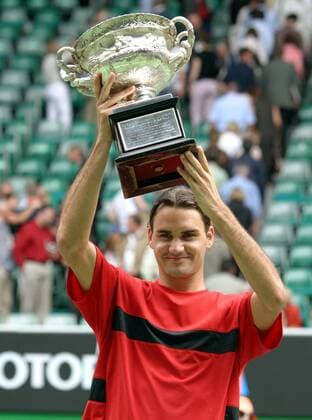 Sieger Roger Federer (Schweiz) präsentiert stolz seine Trophäe Tennis Herren Australian Open 2004, Grand Slam, ATP-Tour Einzelbild Melbourne Freude,