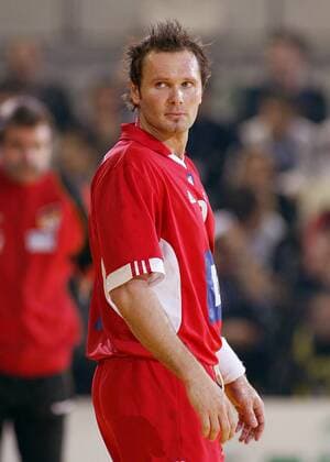 Lars Christiansen (Dänemark) schaut sich um Handball EM Herren Europameisterschaft 2004, Länderspiel, Nationalmannschaft, Nationalteam, Nationaltrikot, Einzelbild Ljubljana