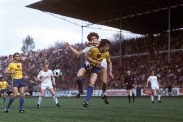 Friedhelm Haebermann (vorn, Braunschweig) gegen Klaus Toppmöller (Lautern) Fußball 1. BL Herren DEUTSCHSPRACHIGE SPORTZEITSCHRIFTEN UND -ZEITUNGEN NUR NACH RÜCKSPRACHE, Saison 1976 1977 Gruppe 1. FC Kaiserslautern - Eintracht Braunschweig 1:3 Kaiserslautern Dynamik,