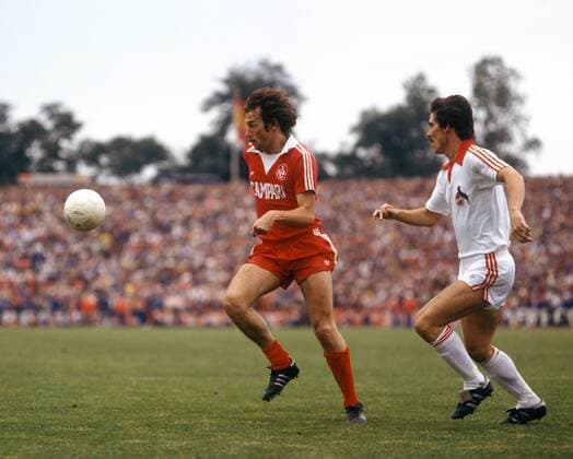 Jürgen Groh (li., Lautern) gegen Jürgen Glowacz (Köln) Fußball 1. BL Herren DEUTSCHSPRACHIGE SPORTZEITSCHRIFTEN UND -ZEITUNGEN NUR NACH RÜCKSPRACHE, Saison 1978 1979 Gruppe 1. FC Kaiserslautern - 1. FC Köln 1:1 Kaiserslautern Dynamik,