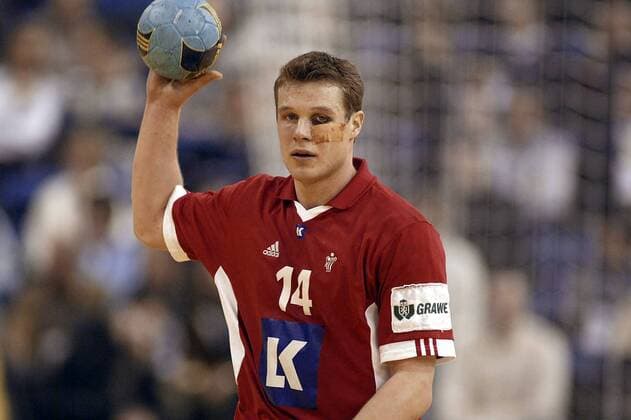 Michael Knudsen (Dänemark) vom Spiel gezeichnet Handball EM Herren Europameisterschaft 2004, Länderspiel, Nationalmannschaft, Nationalteam, Nationaltrikot Einzelbild Ljubljana