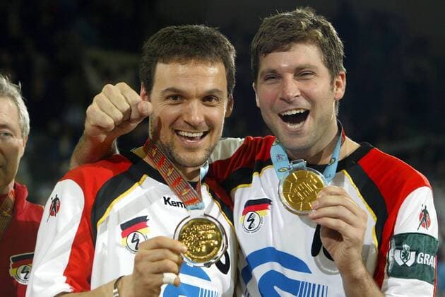 Markus Baur (li.) und Daniel Stephan (beide Deutschland) präsentieren ihre Goldmedaillen Handball EM Herren Europameisterschaft 2004, Nationalmannschaft, Nationalteam, Nationaltrikot, Finale, Endspiel Gruppe Ljubljana Glück, Begeisterung, Freude,