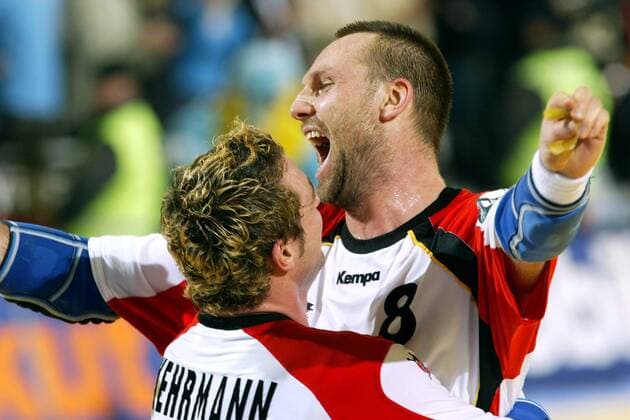 Christian Schwarzer (re.) und Florian Kehrmann (beide Deutschland) - Siegesjubel Handball EM Herren Europameisterschaft 2004, Nationalmannschaft, Nationalteam, Nationaltrikot, Länderspiel, Vdig Gruppe Ljubljana Freude, Begeisterung,