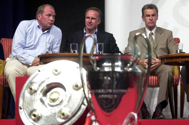 Die Bayern träumen schon während der Pressekonferenz zur Saisoneröffnung von Meisterschale und Champions-League-Pokal - v.li. Manager Uli Hoeneß, Vizepräsident Karl-Heinz Rummenigge und Trainer Ottmar Hitzfeld Fußball 1. BL Herren Saison 2001 2002, Pressekonferenz, PK, Pressetermin, FC Bayern München, Vdig Gruppe München