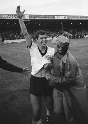 Lothar Emmerich (BR Deutschland) feiert nach Spielschluss sein Jahrhunderttor Fußball WM Herren Weltmeisterschaft 1966, Länderspiel, Gruppenspiel Gruppe B, Nationalmannschaft, Nationalteam, BRD Einzelbild Birmingham Begeisterung, Freude,