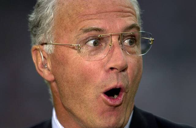 Fußball, FC Bayern München, Champions League Sieger 2001 Präsident Franz Beckenbauer (Bayern) kriegt vor lauter Staunen den Mund nicht mehr zu Fußball EC 1 Herren Champions League 2000 2001, Finale, Endspiel, FC Bayern München Porträt Mailand Spannung