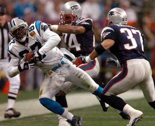 Wide Receiver Muhsin Muhammad (Carolina Panthers, li.) wird von Cornerback Ty Law (Mitte) und Safety Rodney Harrison (New England Patriots) zu Fall gebracht American Football Herren NFL 2003 2004, Super Bowl XXXVIII, Superbowl, New England Patriots - Carolina Panthers 32:29, Vdig Gruppe Houston Dynamik, Kampf,  