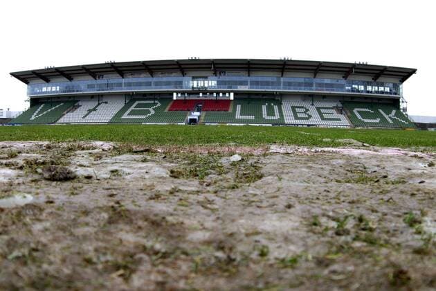 Fußball, Stadiongeschichte VfB Lübeck Spielabsage wegen schlechter Platzverhältnisse im Lübecker Stadion an der Lohmühle Fußball 2. BL Herren Saison 2003 2004, VfB Lübeck, Spielausfall, Froschperspektive, unten Totale Stadion an der Lohmühle Lübeck, Bodenverhältnisse