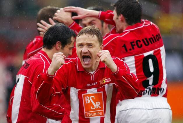 Ivan Kozak (Union) schreit seine Freude heraus, während sich die Kollegen umarmen Fußball 2. BL Herren Saison 2003 2004, 1. FC Union Berlin Gruppe Berlin Freude, Begeisterung,