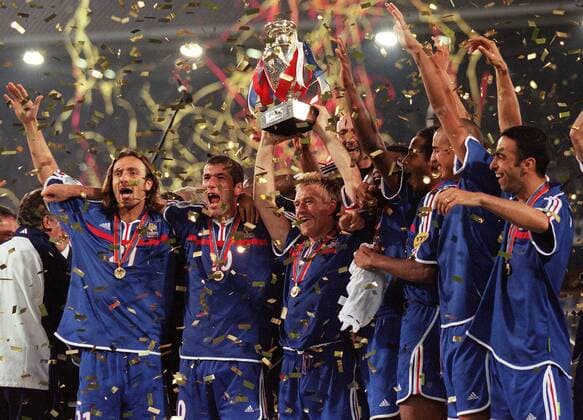 Frankreich ist Europameister 2000 - Didier Deschamps (Mitte) präsentiert den Pokal, daneben v. li.: Dugarry, Zidane, Desailly, Henry, Trezeguet und Djorkaeff Fußball EM Herren Europameisterschaft 2000, Länderspiel, Finale, Endspiel, Nationalmannschaft, Nationalteam Gruppe Rotterdam Freude, Begeisterung,