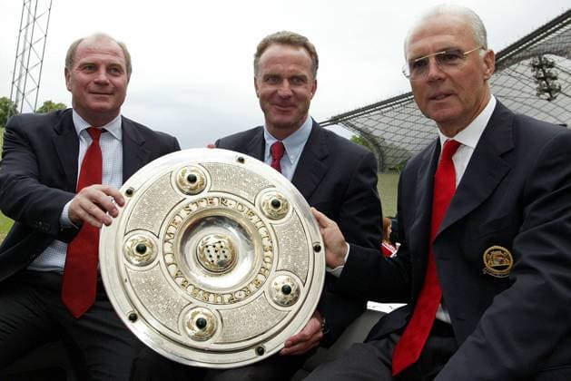 Die Bayern-Führung v.re.: Präsident Franz Beckenbauer, Vorstandsvorsitzender Karl-Heinz Rummenigge und Manager Uli Hoeneß präsentieren die Meisterschale Fußball 1. BL Herren Saison 2002 2003, FC Bayern München, Deutsche Meisterschaft, Deutscher Meister, Meisterfeier, Vdig Gruppe München