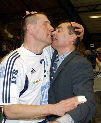 Bogdan Jalowietzki (li.) und Trainer Stelian Moculescu (beide Friedrichshafen) bejubeln den Pokalsieg Volleyball 1. BL Herren DVV-Pokal 2003 2004, Pokalspiel, VfB Friedrichshafen, Gruppe Dessau Glück, Freude, Begeisterung,