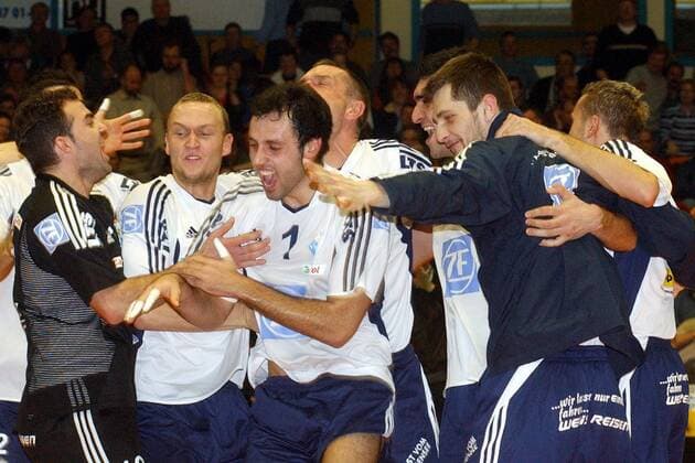 Friedrichshafen ist wieder Pokalsieger, v.li.: Alexis Valido, Marcus Popp, Mario Zelic, Bogdan Jalowietzki, Bogdan Olteanu, Toni Kovacevic Volleyball 1. BL Herren DVV-Pokal 2003 2004, Pokalspiel, VfB Friedrichshafen, Gruppe Dessau Freude, Begeisterung,