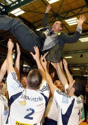 Das Team des VfB Friedrichshafen feiert ausgelassen den Pokalsieg und lässt Trainer Stelian Moculescu hochleben Volleyball 1. BL Herren DVV-Pokal 2003 2004, Pokalspiel, VfB Friedrichshafen, Gruppe Dessau Freude, Begeisterung,