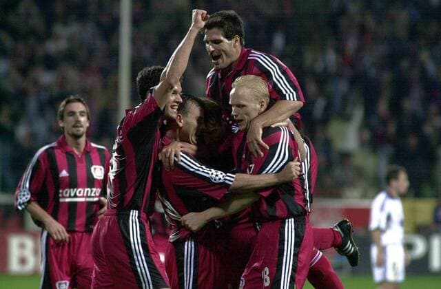 Mannschaftsjubel Leverkusen u.a. mit Michael Ballack (2.v.li.) Carsten Ramelow (re.) und Robson Ponte (2.v.re.) Fußball EC 1 Herren Champions League 2000 2001, Bayer 04 Leverkusen, Vdig Gruppe Leverkusen Begeisterung, Freude,