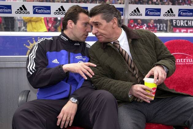 Interims-Teamchef Marc Wilmots (li.) im Gespräch mit Manager Rudi Assauer (beide Schalke) Fußball 1. BL Herren Saison 2002 2003, Nürnberg - FC Schalke 04 0:0, Vdig Gruppe Nürnberg