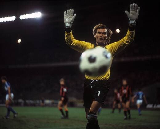 Torwart Norbert Nigbur (Schalke) läuft dem Ball nach Fußball 1. BL Herren DEUTSCHSPRACHIGE SPORTZEITSCHRIFTEN UND -ZEITUNGEN NUR NACH RÜCKSPRACHE, Saison 1980 1981 Einzelbild Frankfurt - FC Schalke 04 5:0 Frankfurt M.