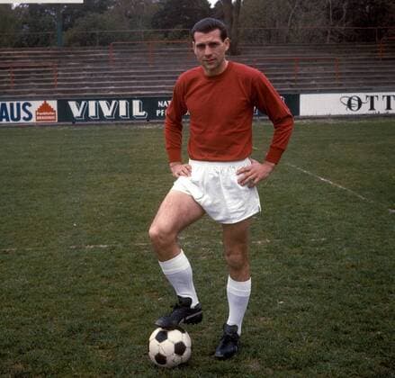 Hermann Nuber (Offenbach) am Ball Fußball Herren DEUTSCHSPRACHIGE SPORTZEITSCHRIFTEN UND -ZEITUNGEN NUR NACH RÜCKSPRACHE, Regionalliga Süd 1969 1970 Einzelbild Offenbach