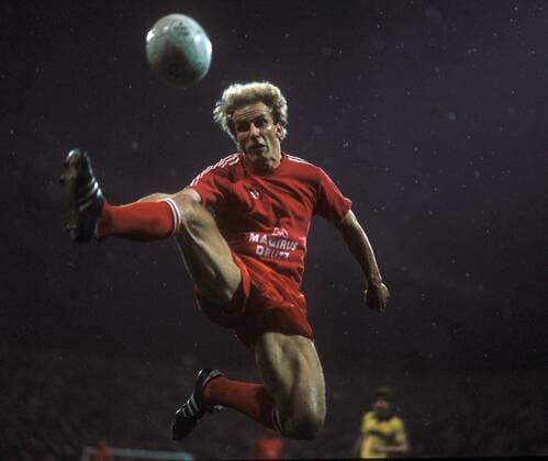 Karl-Heinz Rummenigge (Bayern) - spektakulärer Volleyschuss Fußball 1. BL Herren DEUTSCHSPRACHIGE SPORTZEITSCHRIFTEN UND -ZEITUNGEN NUR NACH RÜCKSPRACHE, Saison 1980 1981 Einzelbild Dortmund - FC Bayern München 2:2 Dortmund Dynamik, Höhe