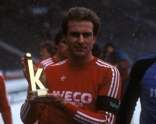 Karl-Heinz Rummenigge (Bayern) mit dem goldenen K - dem Leserpreis vom Kicker-Sportmagazin Fußball 1. BL Herren DEUTSCHSPRACHIGE SPORTZEITSCHRIFTEN UND -ZEITUNGEN NUR NACH RÜCKSPRACHE, Saison 1982 1983 Einzelbild München