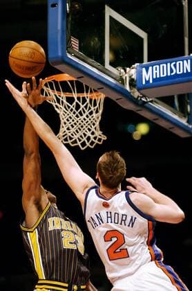 Keith van Horn (New York Knicks, re.) gegen Ron Artest (Indiana Pacers) Basketball Herren NBA 2003 2004, New York Knicks - Indiana Pacers 97:70 Gruppe New York Dynamik,