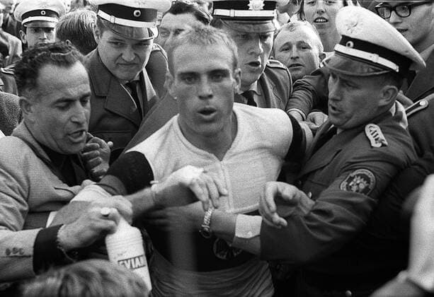 Rudi Altig (BR Deutschland) muss nach seinem Sieg im Gedränge von Polizisten geschützt werden Radsport WM Herren Weltmeisterschaft 1966, Straßenradsport, Straße, Rad, Vneg, Vsw Gruppe Nürburgring Nürburg