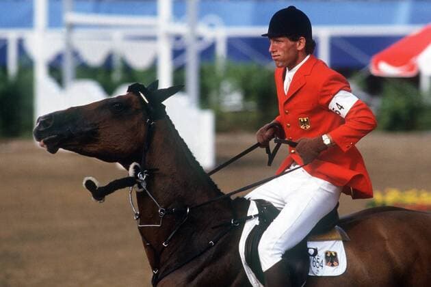 Classic Touch befreit sich aus dem Zaumzeug und damit aus der Gewalt von Ludger Beerbaum (Deutschland) Pferdesport OS Sommer Herren Olympische Spiele 1992, Sommerspiele, Olympia, Olympiade, Reiten, Reitsport, Springreiten, Springen Einzelbild Barcelona