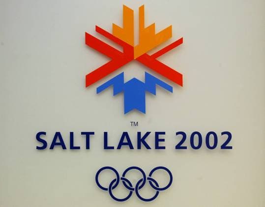 Tafel mit dem offiziellem Logo der Olympischen Spiele 2002 in Salt Lake City OS Winter Olympische Winterspiele 2002, Olympia, Olympiade, Spiele Einzelbild Salt Lake City