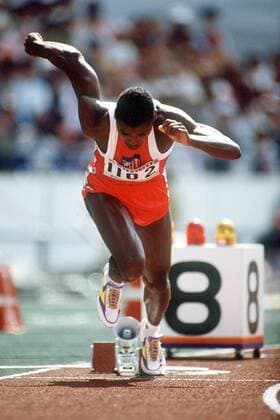 Carl Lewis (USA) katapultiert sich aus dem Startblock Leichtathletik OS Sommer Herren Olympische Sommerspiele 1988, Olympia, Olympiade, Spiele Einzelbild Seoul Dynamik,