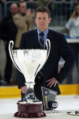 DEL-Geschäftsführer Gernot Tripcke (Deutschland) bewacht die Meistertrophäe mit Argusaugen Eishockey DEL Herren Deutsche Eishockey Liga 2002 2003, 5. Playoff Finale, Endspiel, Einzelbild Köln