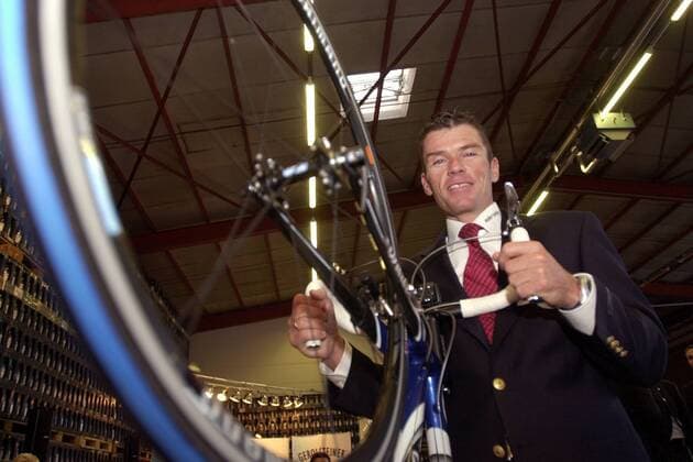 Udo Bölts (Deutschland Team Gerolsteiner) mit Rennrad Radsport Herren Präsentation Team Gerolsteiner 2003, Vorstellung, Pressetermin, Straßenradsport, Rad, Straße Einzelbild Froschperspektive, unten Gerolstein