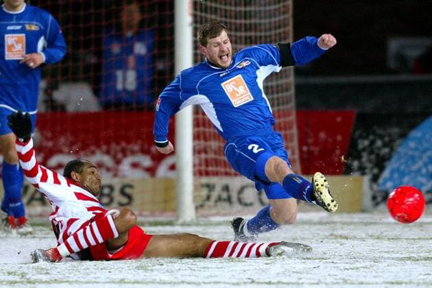 Steffen Baumgart (Union, re.) gegen Vragel da Silva (Cottbus) Fußball 2. BL Herren Saison 2003 2004, FC Energie Cottbus - 1. FC Union Berlin 2:1, Schnee, Schneespiel Gruppe Cottbus Dynamik, Kampf,