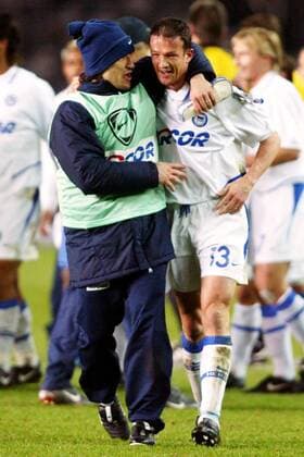 Niko Kovac (li.) gratuliert Fredi Bobic (beide Hertha) zu seinem Siegtor Fußball 1. BL Herren Saison 2003 2004, Hertha BSC Berlin, Vdig Gruppe Berlin Freude, Begeisterung,
