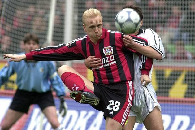 Carsten Ramelow (Leverkusen, li.) behauptet sich im Zweikampf Fußball 1. BL Herren Saison 2000 2001, Bayer 04 Leverkusen - SC Freiburg 1:3, Vdig Gruppe Leverkusen
