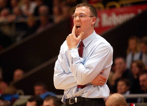 Trainer Chris Fleming (Quakenbrück) skeptisch Basketball 1. BL Herren BBL 2003 2004, Gießen - Artland Dragons Quakenbrück 87:93, Vdig Einzelbild Gießen Nachdenklichkeit, Skepsis,