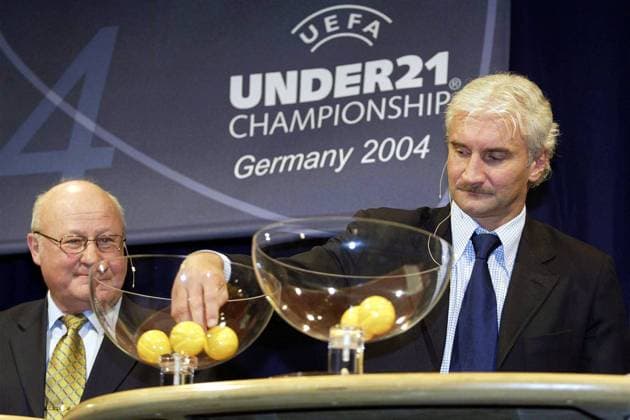 Teamchef Rudi Völler (Deutschland, re.) spielt bei der Auslosung für die U21 Europameisterschaft die Glücksfee, li. Lars-Ake Lagrell (Schweden), Präsident des schwedischen Fußballverbandes und Mitglied im UEFA Exekutivkomitee Fußball EM Herren Auslosung für die U21-Europameisterschaft 2004, Gruppenauslosung Gruppe Frankfurt M.