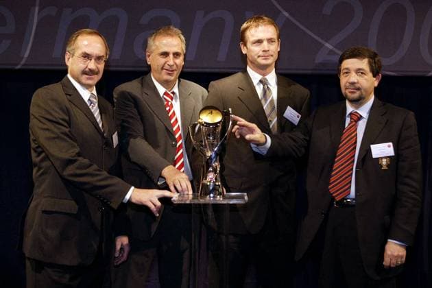 V.li.: Die Nationaltrainer Ulli Stielike (Deutschland), Bernard Challandes (Schweiz), Torbjörn Nilsson (Schweden) und Jose Prates Romao (Portugal) treffen mit ihren Teams in Gruppe 2 aufeinander Fußball EM Herren Auslosung für die U21-Europameisterschaft 2004, Gruppenauslosung Gruppe Frankfurt M.