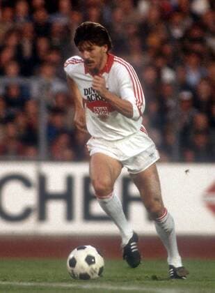 Walter Kelsch (Stuttgart) am Ball Fußball 1. BL Herren Saison 1983 1984, VfB Stuttgart Einzelbild Stuttgart Dynamik,