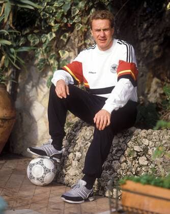 Karl-Heinz Rummenigge (BR Deutschland) mit dem Adidas Azteca - dem offiziellen Ball der Weltmeisterschaft in Mexiko Fußball WM Herren DEUTSCHSPRACHIGE SPORTZEITSCHRIFTEN UND -ZEITUNGEN NUR NACH RÜCKSPRACHE, Weltmeisterschaft 1986 Einzelbild