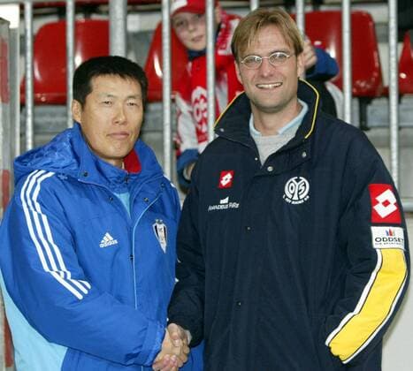 Bum-Kun Cha (Suwon) bestreitet sein Debüt als Trainer gegen den FSV Mainz 05 mit Trainer Jürgen Klopp Fußball Herren Saison 2003 2004, FSV Mainz 05 - Suwon Samsung Bluewings FC 4:0, Test, Testspiel Gruppe Mainz Harmonie,