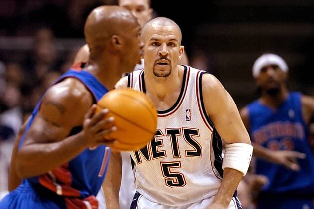 Jason Kidd (New Jersey Nets) fixiert Ball und Gegner Basketball Herren NBA Saison 2003 2004, New Jersey Nets - Detroit Pistons 89:78 Gruppe New Jersey Konzentration,