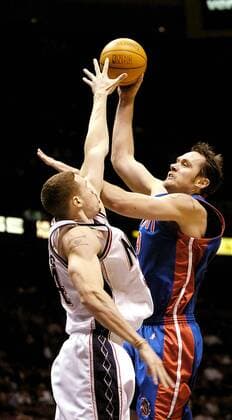 Zeljko Rebraca (Detroit Pistons, re.) gegen Aaron Williams (New Jersey Nets) Basketball Herren NBA Saison 2003 2004, New Jersey Nets - Detroit Pistons 89:78 Gruppe New Jersey Dynamik,