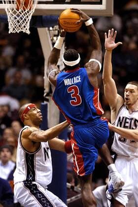 Ben Wallace (Detroit Pistons, Mitte) ist auf seinem Weg zum Korb auch nicht von Kenyon Martin (li.) und Williams (beide New Jersey Nets) zu stoppen Basketball Herren NBA Saison 2003 2004, New Jersey Nets - Detroit Pistons 89:78 Gruppe New Jersey Dynamik,