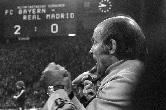 Trainer Dettmar Cramer (Bayern) bejubelt das 2:0 seines Teams Fußball EC 1 Herren Europapokal der Landesmeister 1975 1976, Europacup, FC Bayern München - Real Madrid 2:0, Vneg, Vsw Einzelbild München Freude,