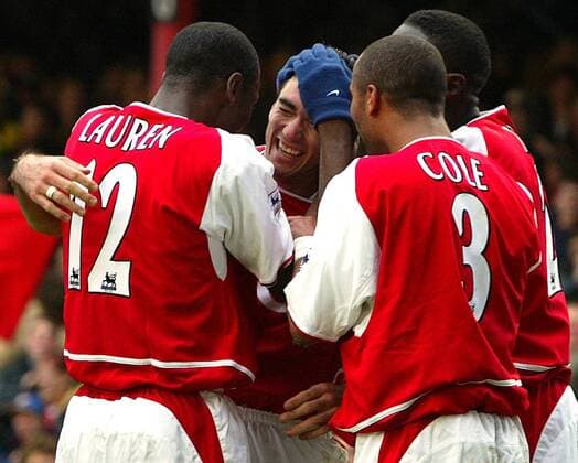 Torschütze Jose Antonio Reyes (Mitte) wird von seinen Teamkollegen Lauren Etame Mayer (li.) und Ashley Cole (alle Arsenal) gefeiert Fußball Herren FA-Cup 2003 2004, Englischer Pokal, Pokalspiel, English Premier League, 1. Englische Liga Gruppe Arsenal FC London London Begeisterung, Freude,